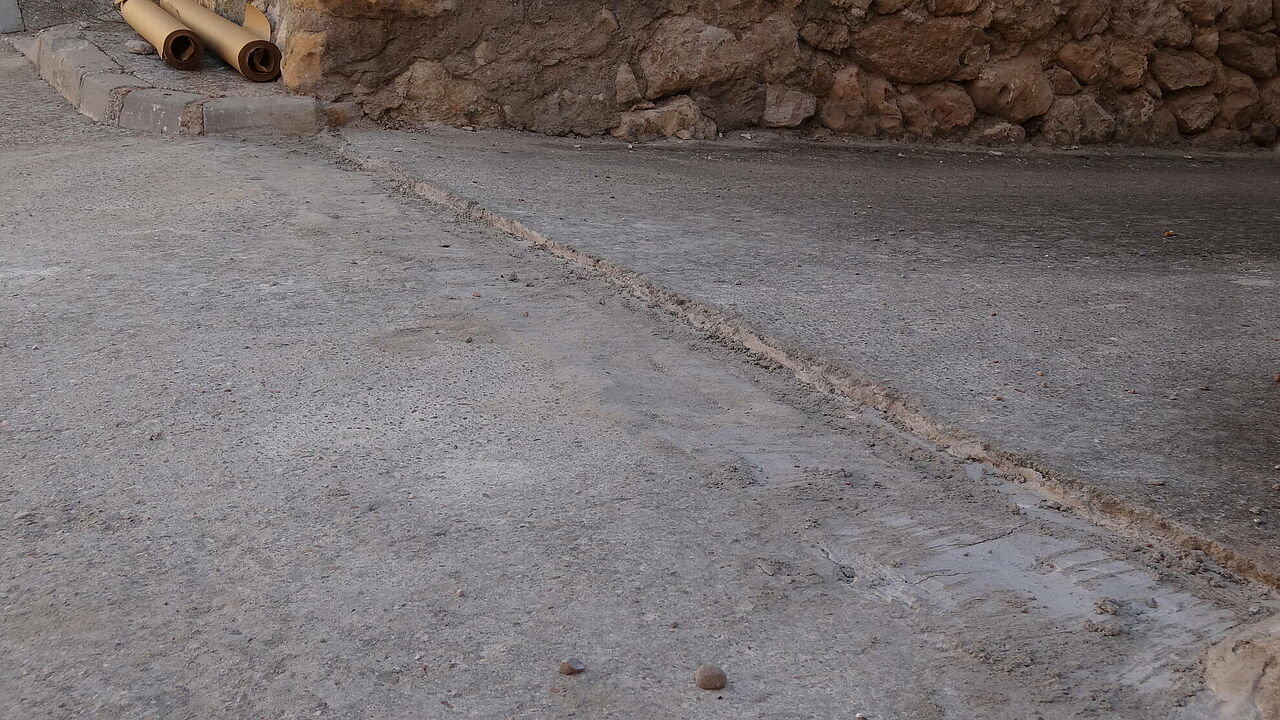 Realización de una sencilla roza de unos 30 cm, picado del hormigón y posterior regularización hormigón o mortero a - 2,5 cm, para posterior encuentro del asfalto con pavimento adyacente.